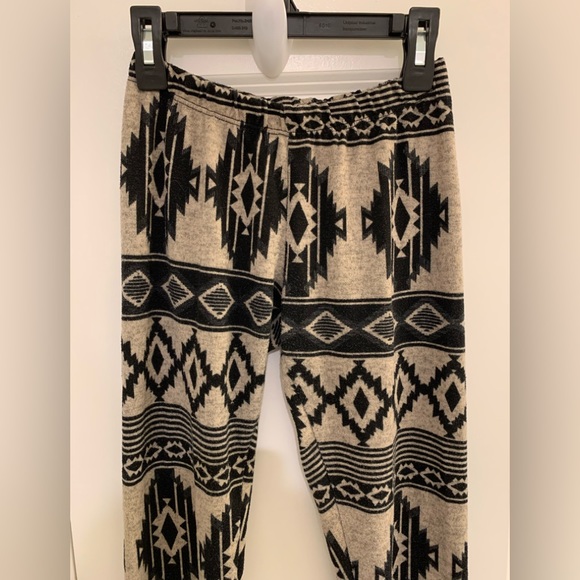 SEE YOU MONDAY LA β’ Winter Leggings - Picture 3 of 7